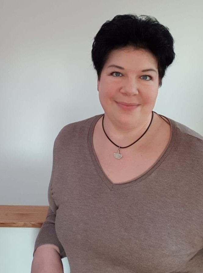 Beatrice Krammer lehnende